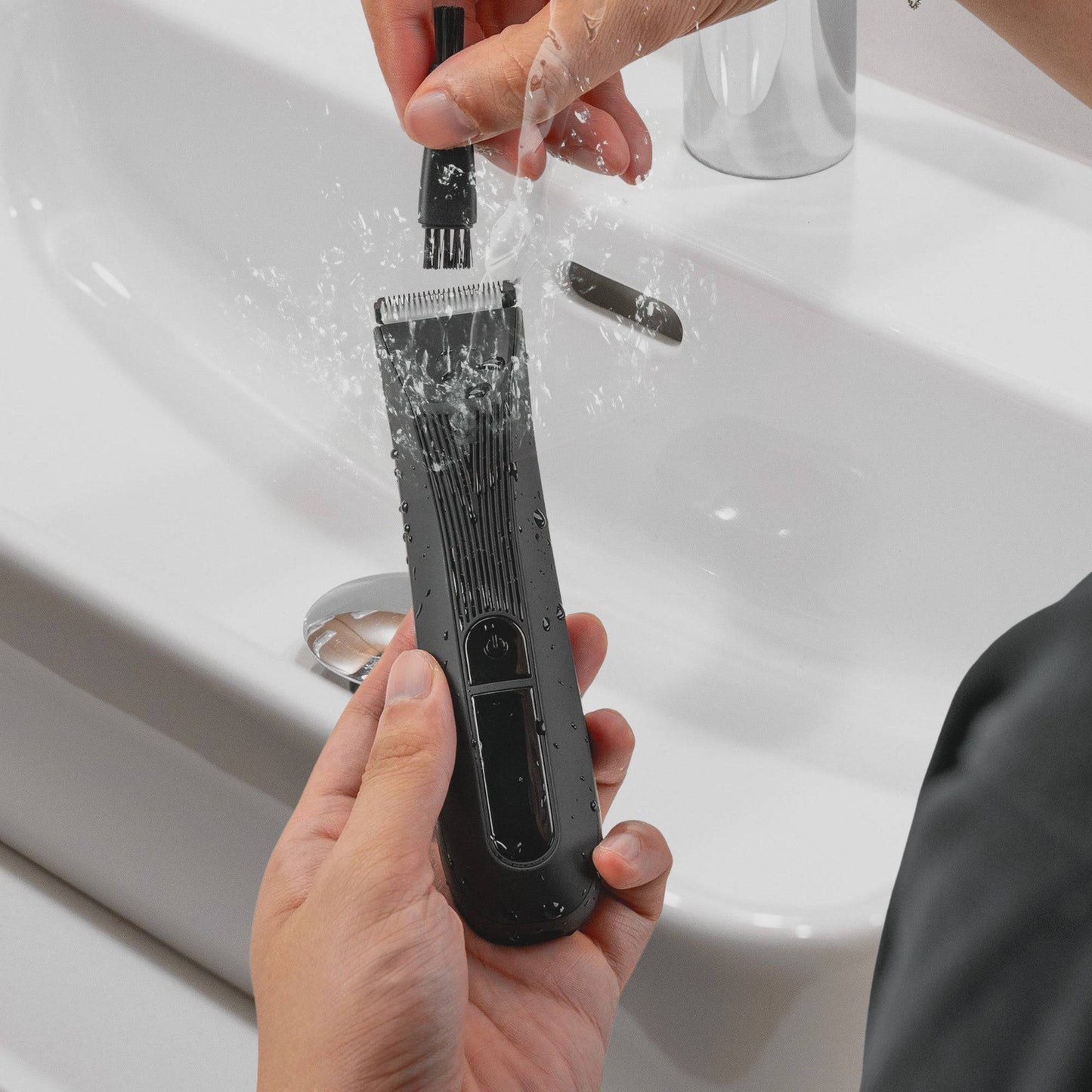 Tông đơ TRIMDAY™ 2.0 chống nước IPX7, dễ dàng vệ sinh dưới vòi nước, đi kèm bàn chải làm sạch giúp bảo trì lưỡi dao luôn sắc bén và bền lâu.